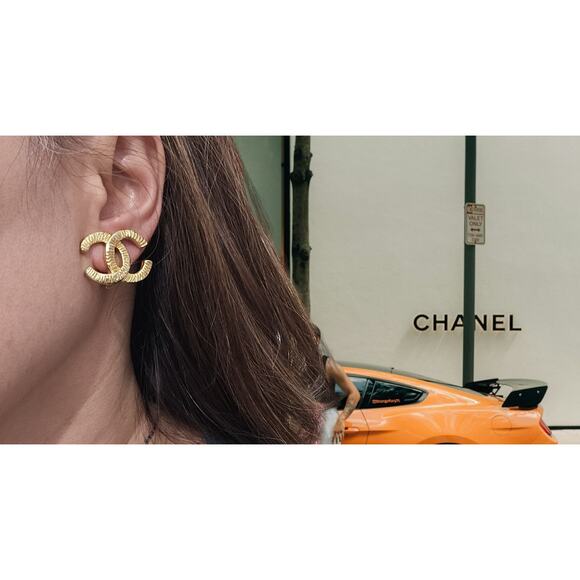 Chanel 1993 Ridged CC Clip-On Earrings - Picture 4 of 7